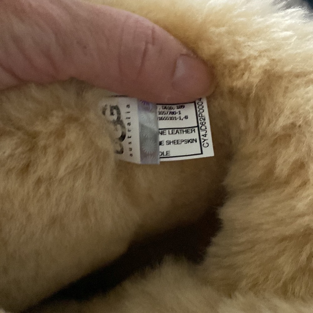 “Ugg” Bailey triple button boot in chestnut;size 5 - Picture 15 of 16